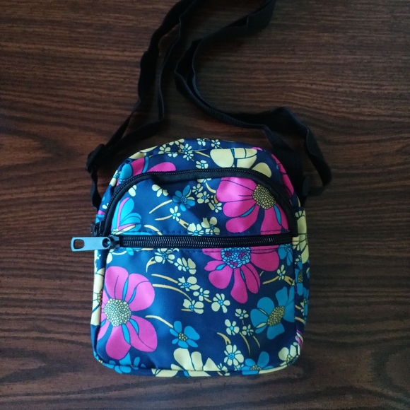 🆕 Floral Nylon Crossbody Bag - Picture 1 of 8